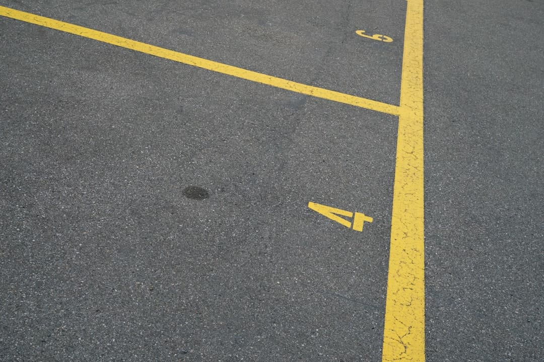 To biler i en parkeringssituasjon